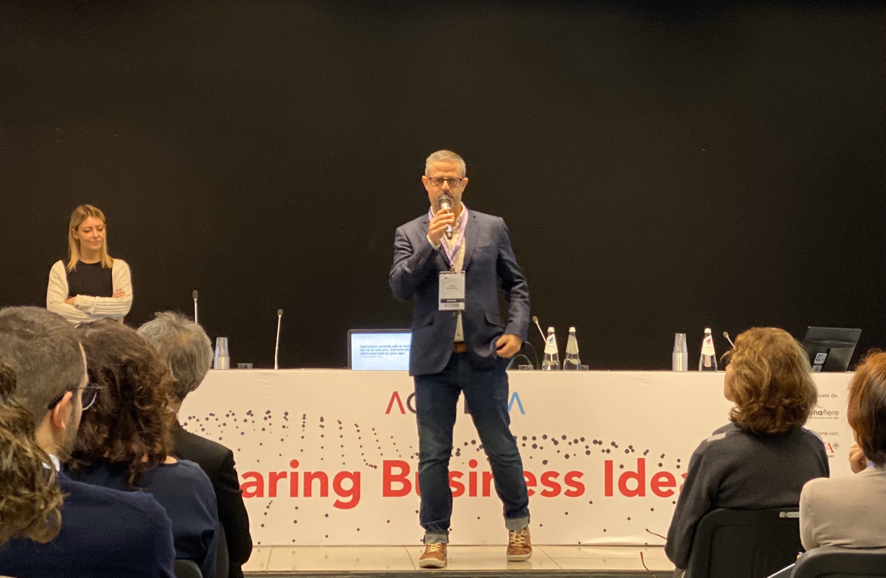 André presenting in front of an audience. André presenting in front of an audience.